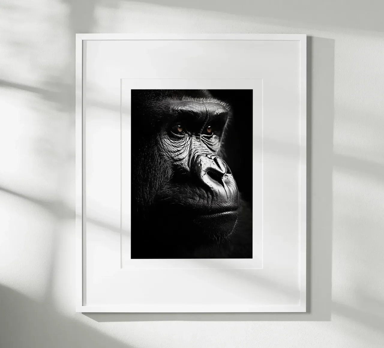 Ritratto riflessivo di un gorilla poster con telaio in legno da Monochrome