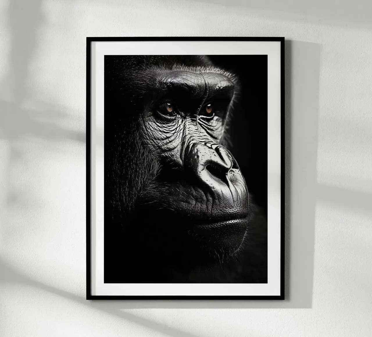 Ritratto riflessivo di un gorilla poster con telaio in legno da Monochrome