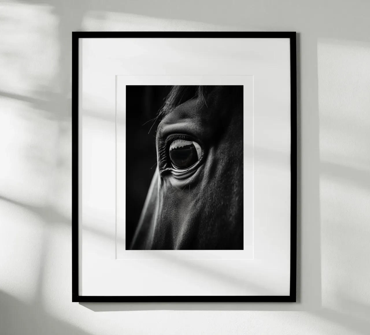 Primer plano del ojo cautivador de un caballo poster con marco de madera de Monochrome