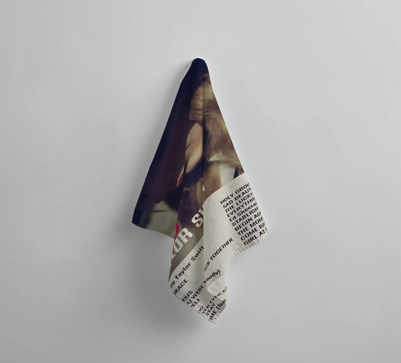 TAYLOR SWIFT RED By Taylor Swift - 2012 asciugamano da bagno da SoundStudio