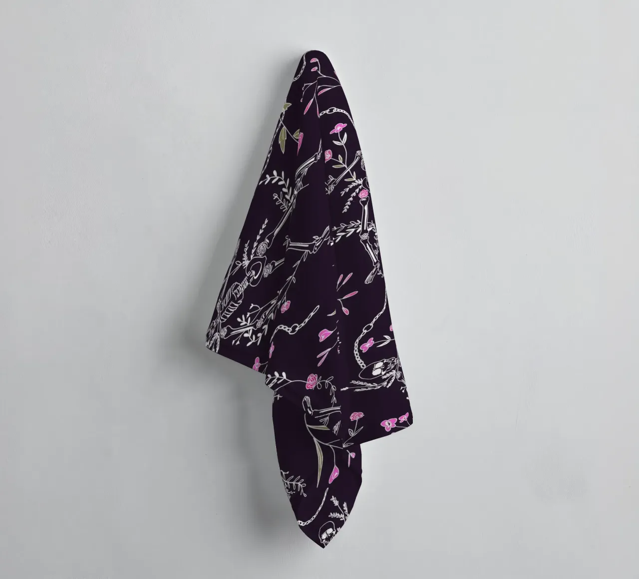 Skulls and Flowers Dark Pattern asciugamano da bagno da anisillustration
