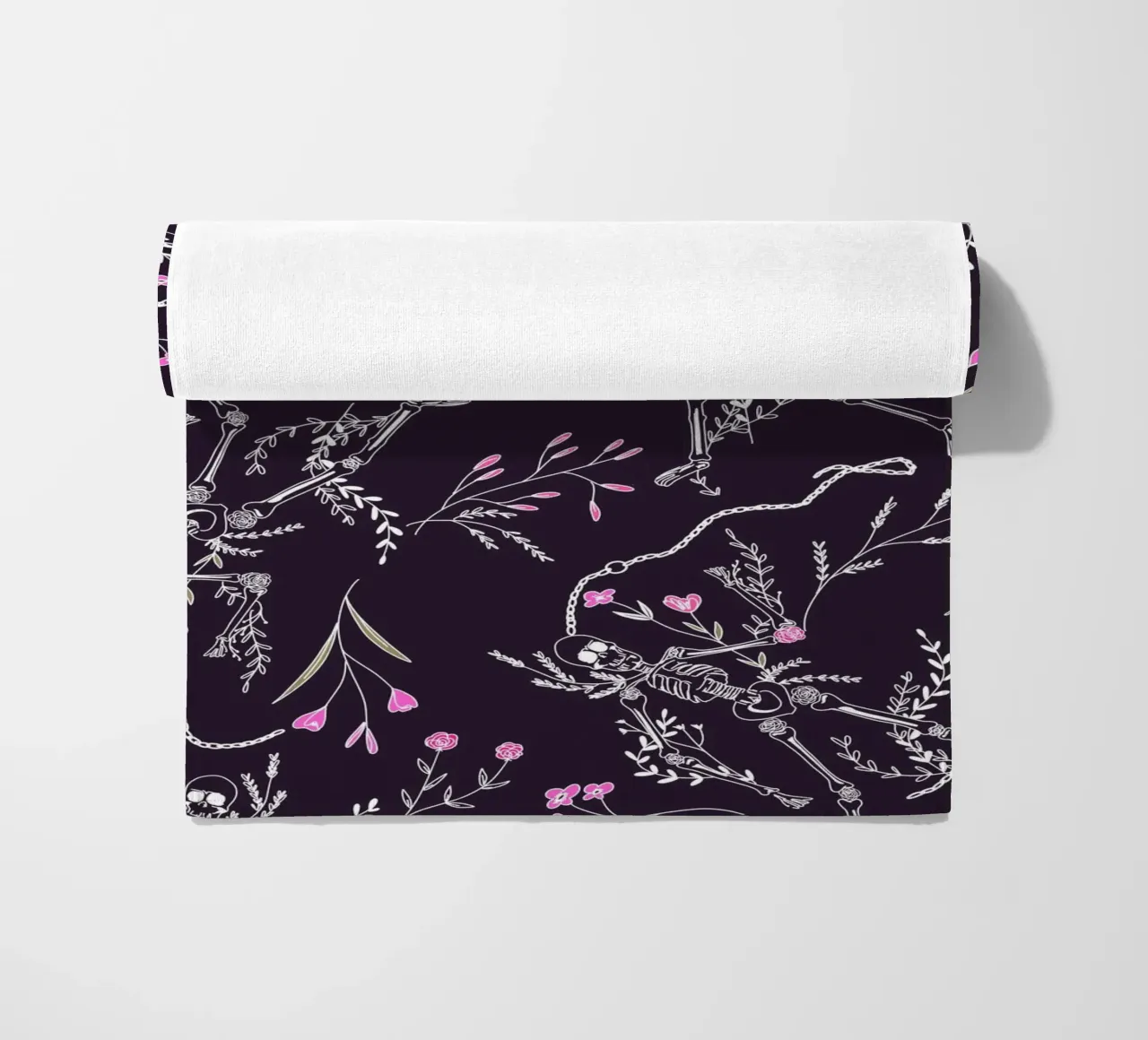 Skulls and Flowers Dark Pattern telo mare da anisillustration