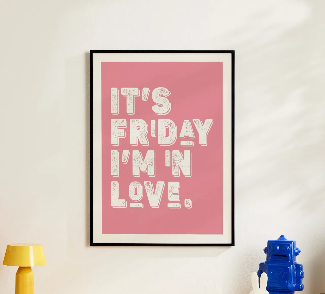 It's Friday I'm in Love poster con telaio in plastica da WORD & WONDER