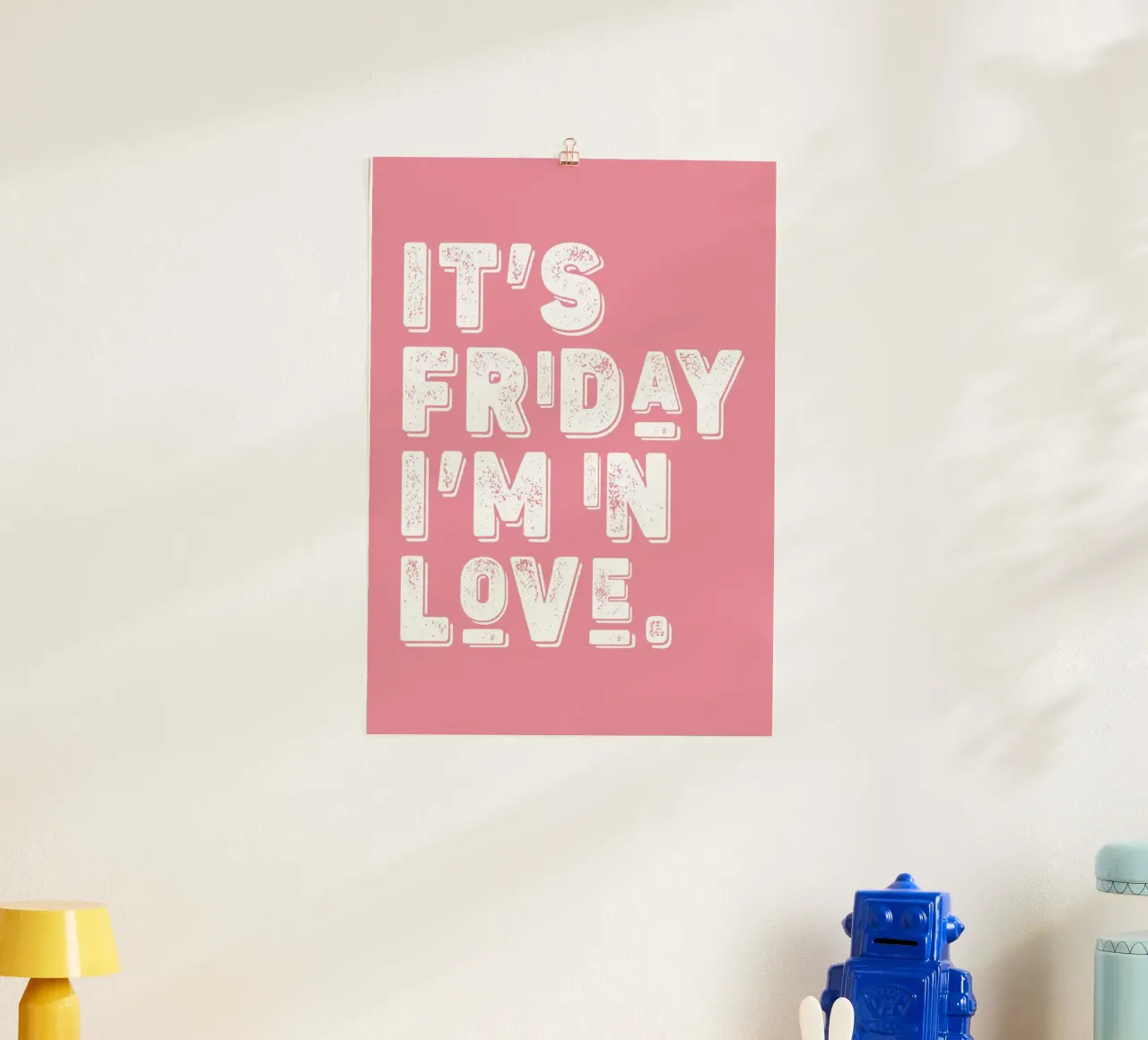 It's Friday I'm in Love poster con telaio in plastica da WORD & WONDER