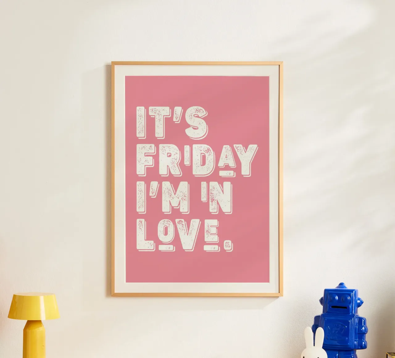 It's Friday I'm in Love poster con telaio in plastica da WORD & WONDER