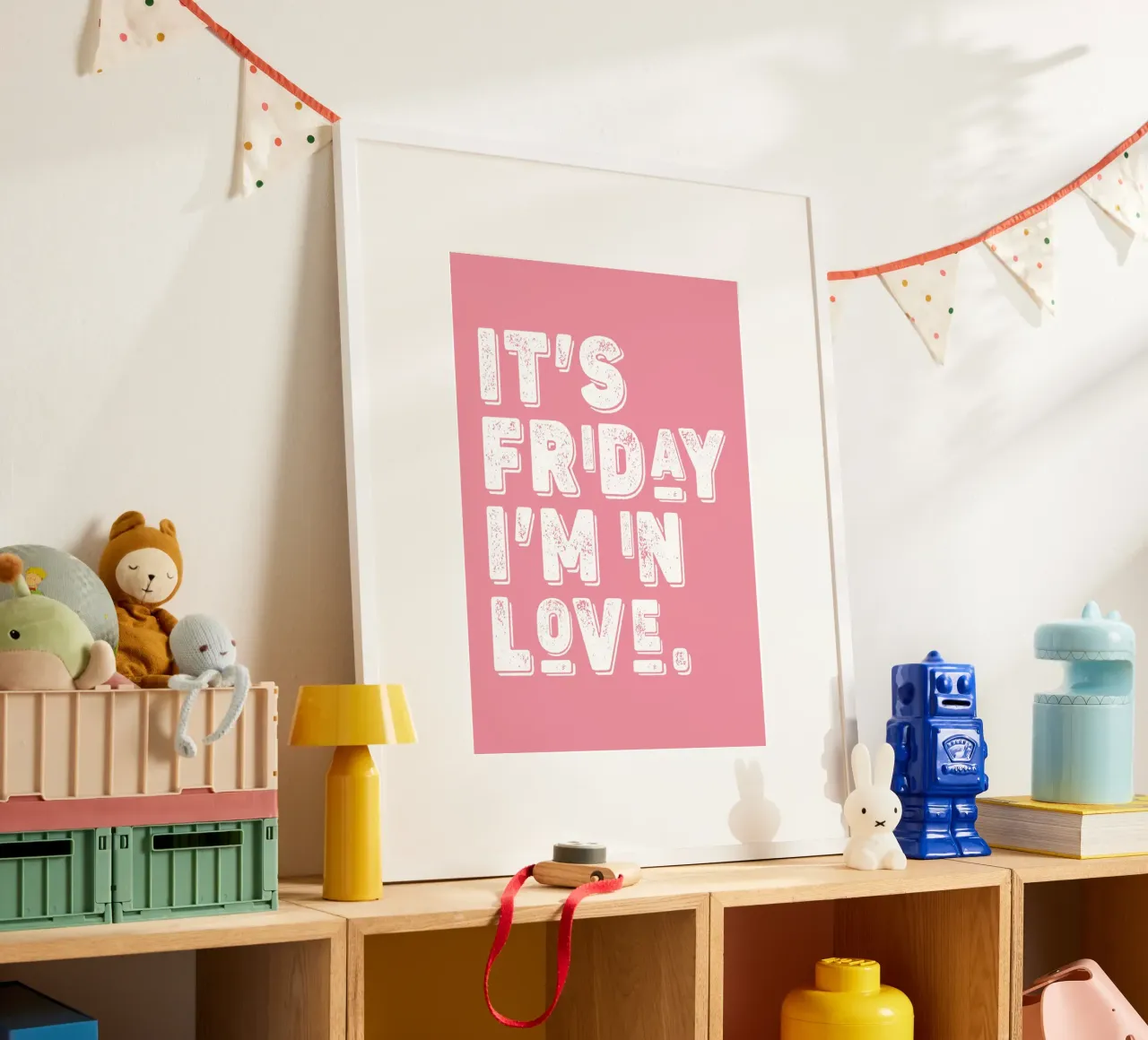 It's Friday I'm in Love poster con telaio in plastica da WORD & WONDER