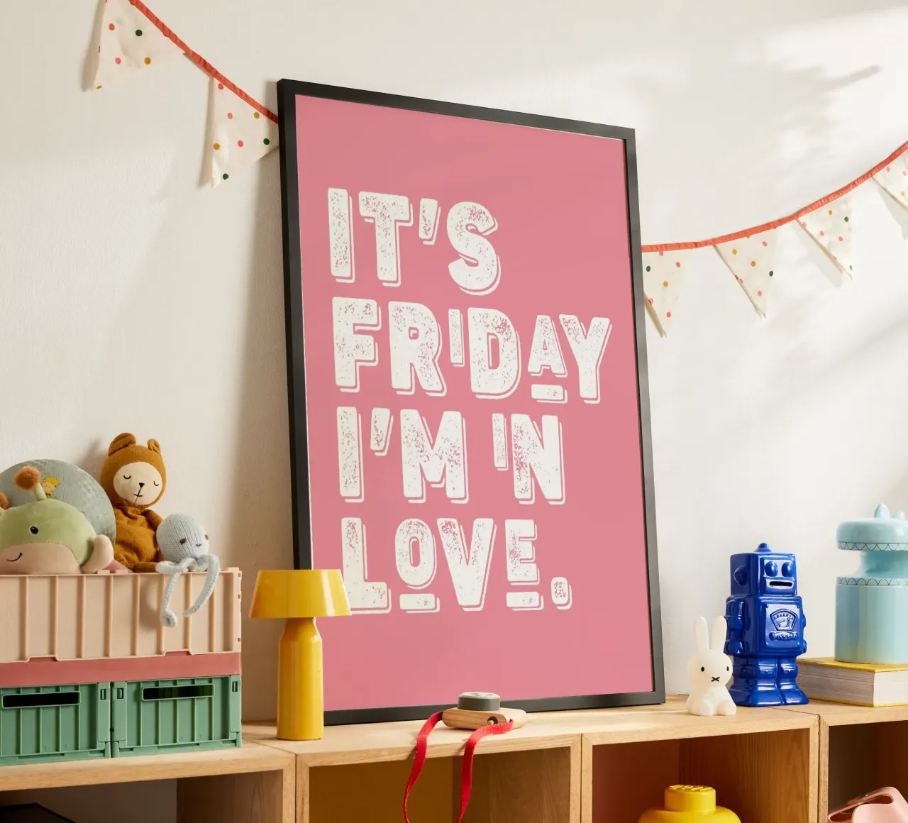 It's Friday I'm in Love poster con telaio in plastica da WORD & WONDER