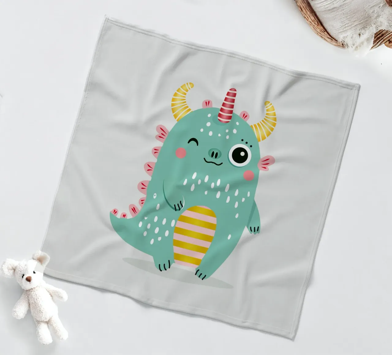 Simpatico mostro con corna colorate coperta in pile da namosh