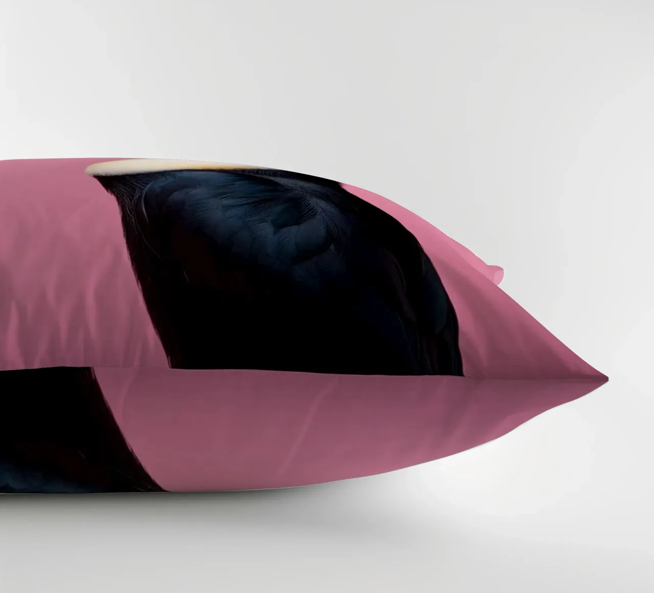 Ritratto di tucano vivace su uno sfondo rosa intenso cuscino da FlexiDesignsByK