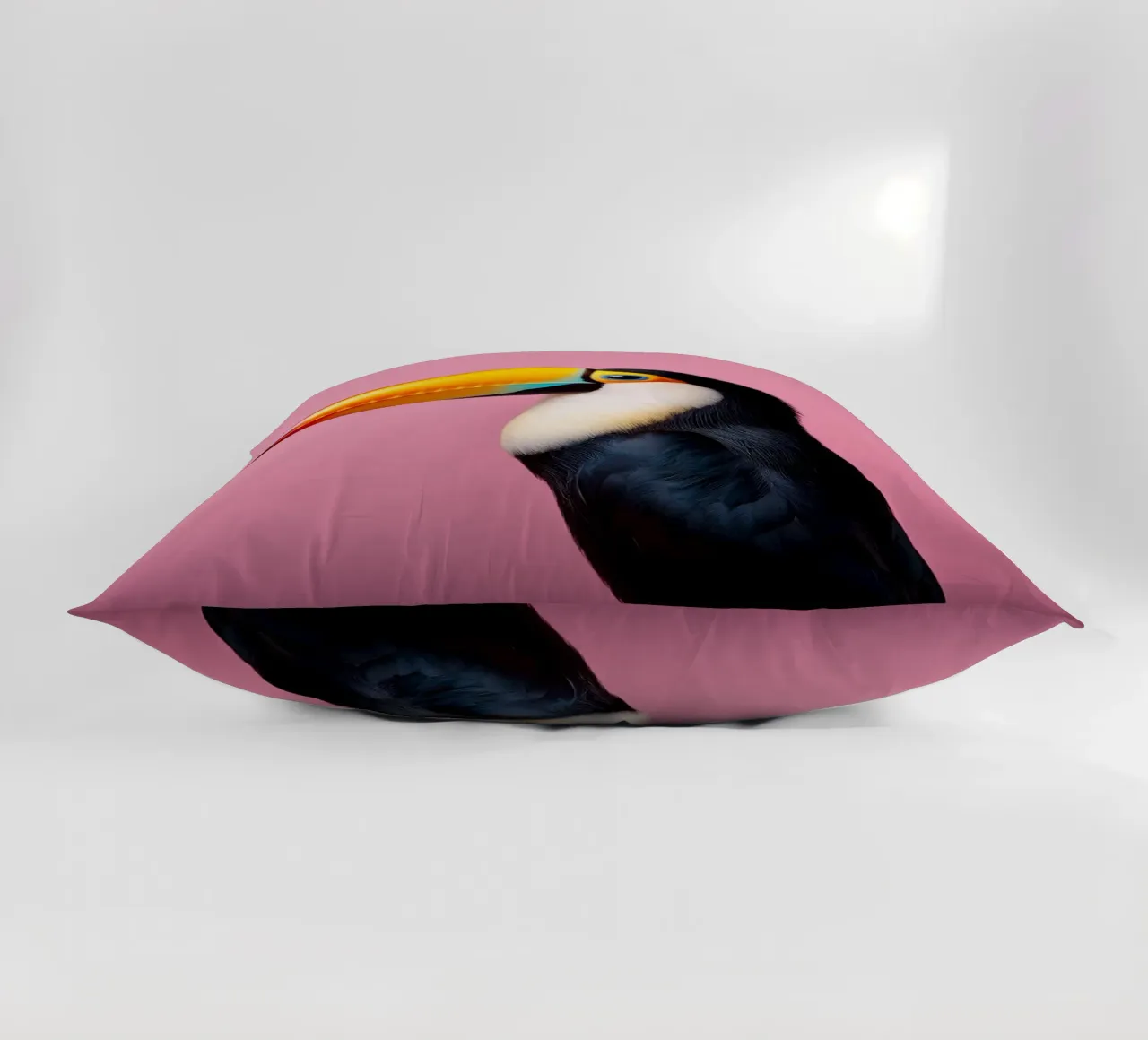 Ritratto di tucano vivace su uno sfondo rosa intenso cuscino da FlexiDesignsByK