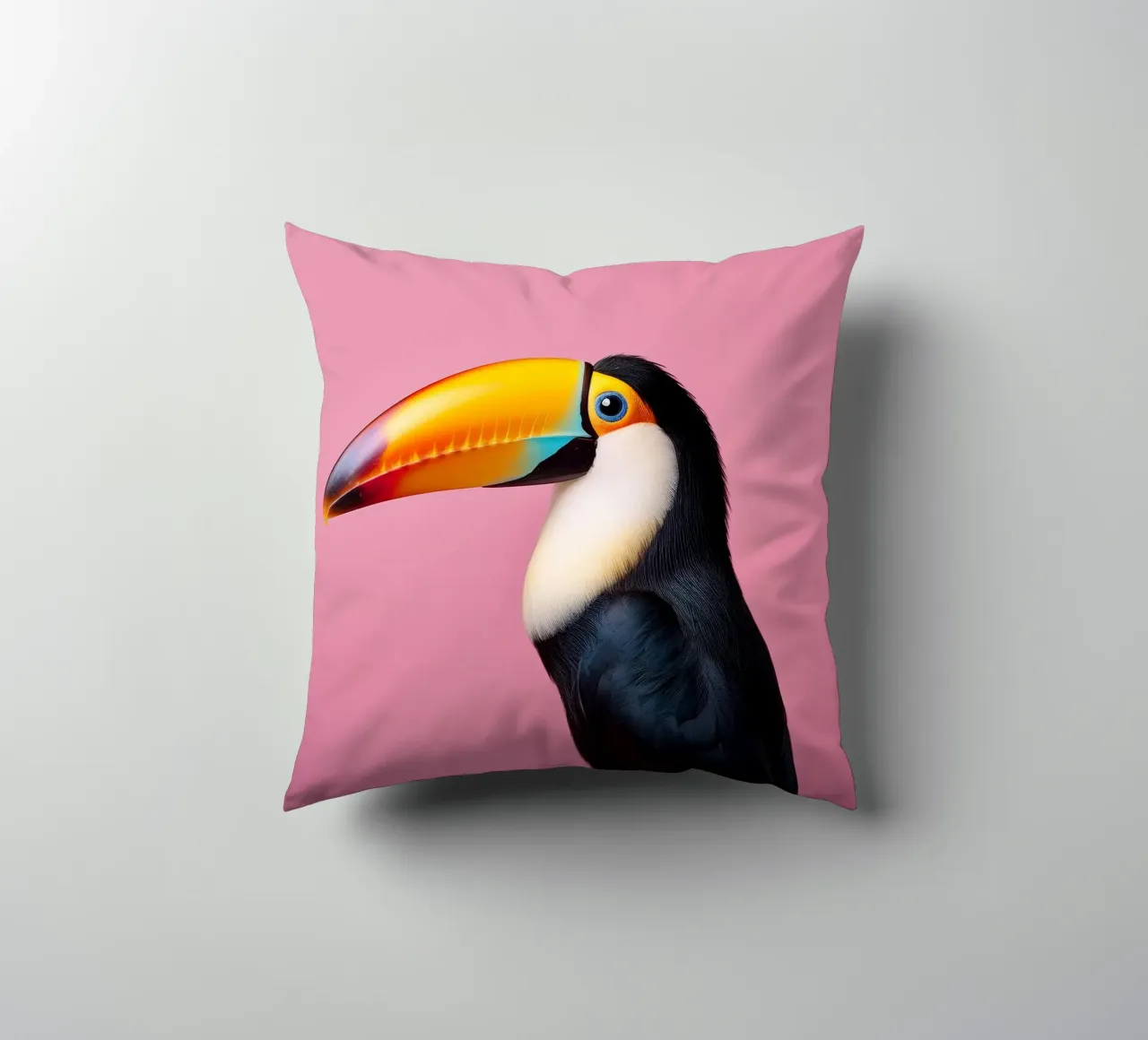 Ritratto di tucano vivace su uno sfondo rosa intenso cuscino da FlexiDesignsByK