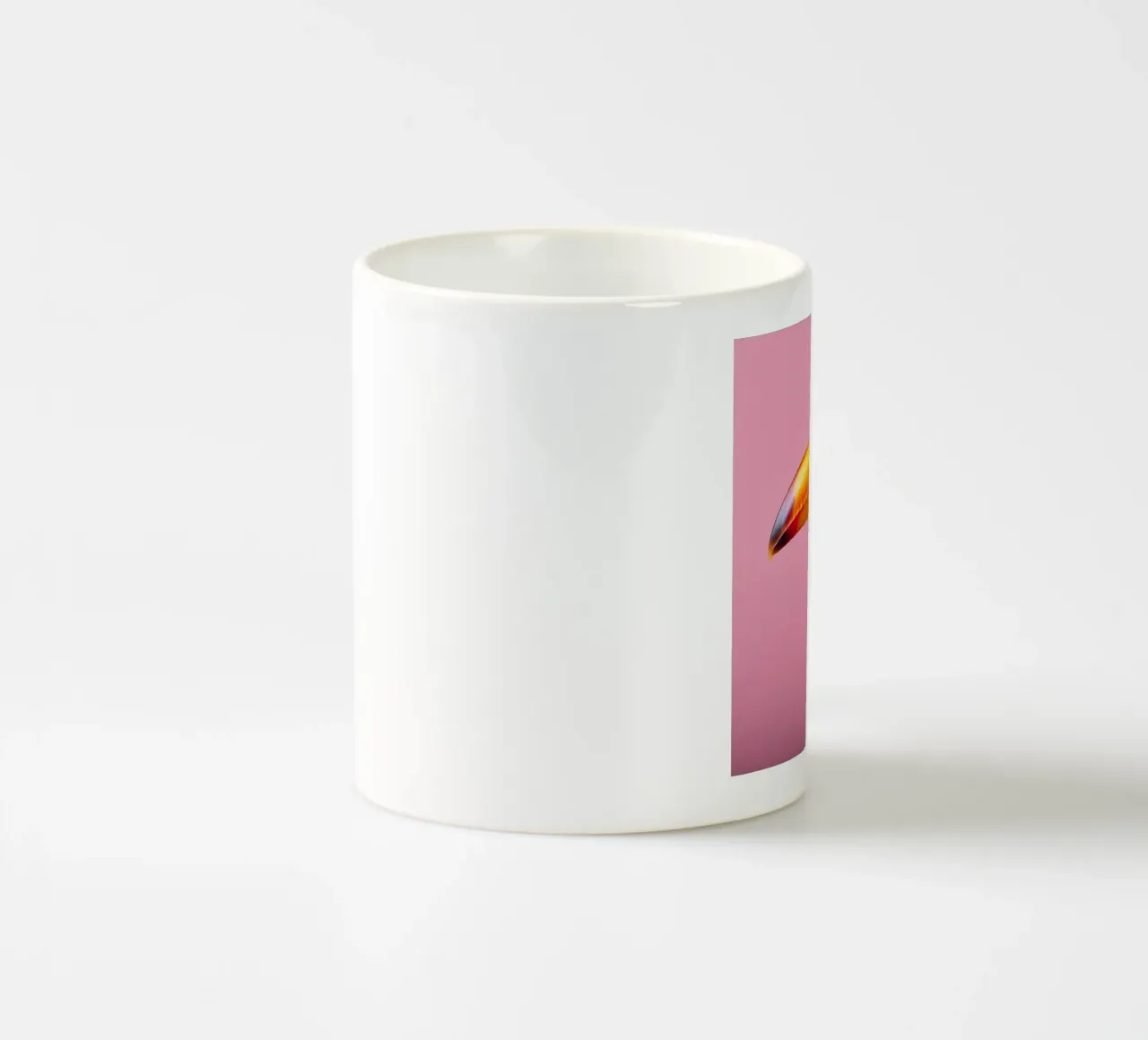 Ritratto di tucano vivace su uno sfondo rosa intenso tazza in ceramica da FlexiDesignsByK