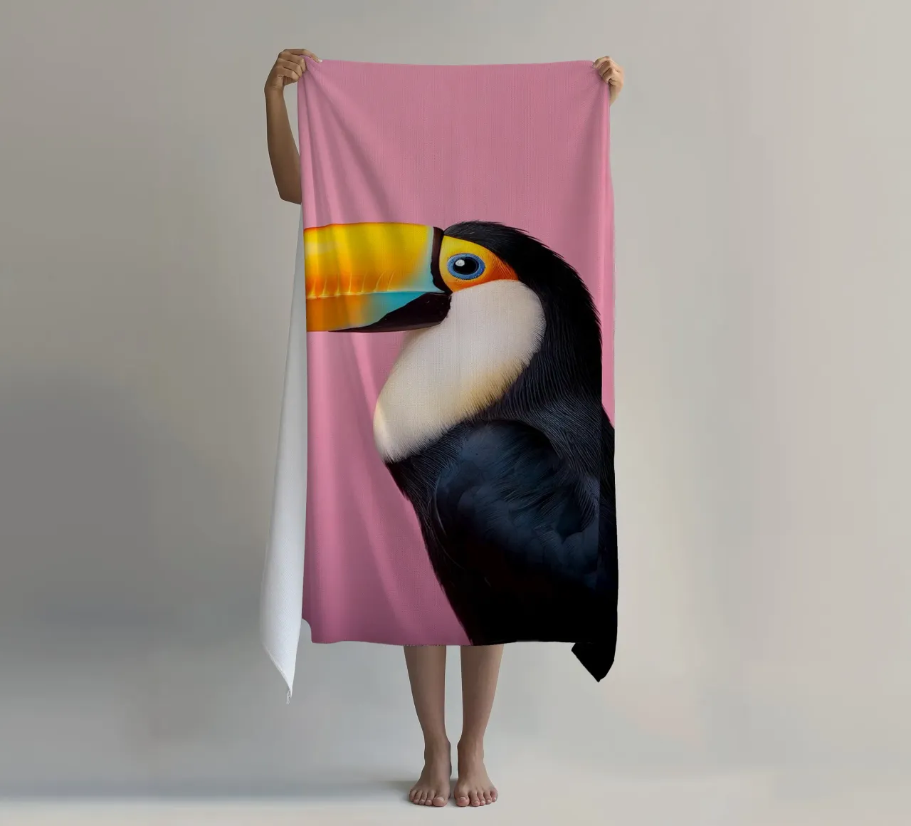 Ritratto di tucano vivace su uno sfondo rosa intenso telo mare da FlexiDesignsByK