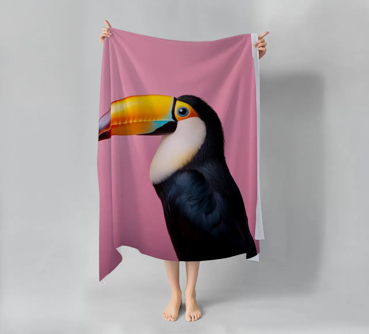 Ritratto di tucano vivace su uno sfondo rosa intenso telo mare da FlexiDesignsByK