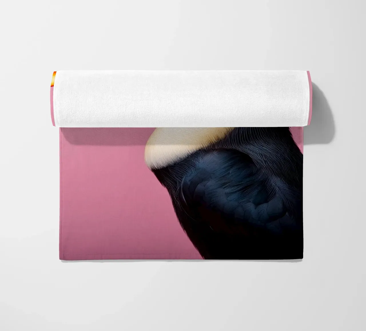 Ritratto di tucano vivace su uno sfondo rosa intenso telo mare da FlexiDesignsByK