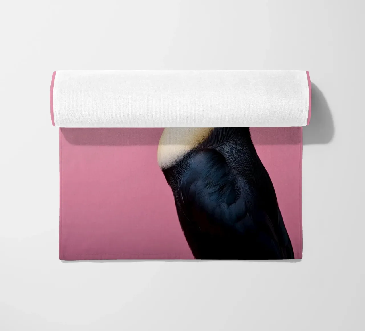 Ritratto di tucano vivace su uno sfondo rosa intenso telo mare da FlexiDesignsByK