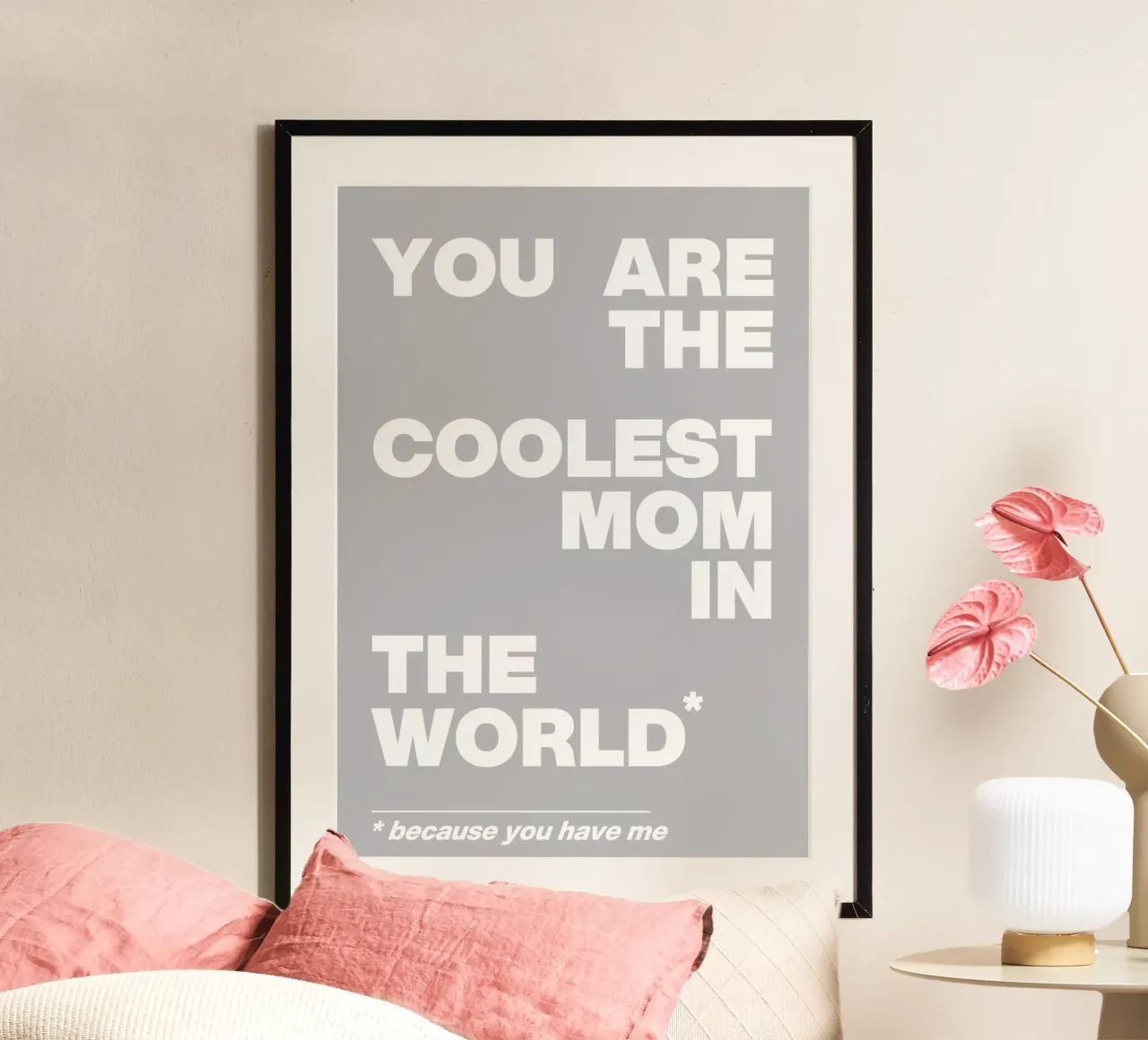Coolest mom poster con telaio in plastica da Hey Vincent