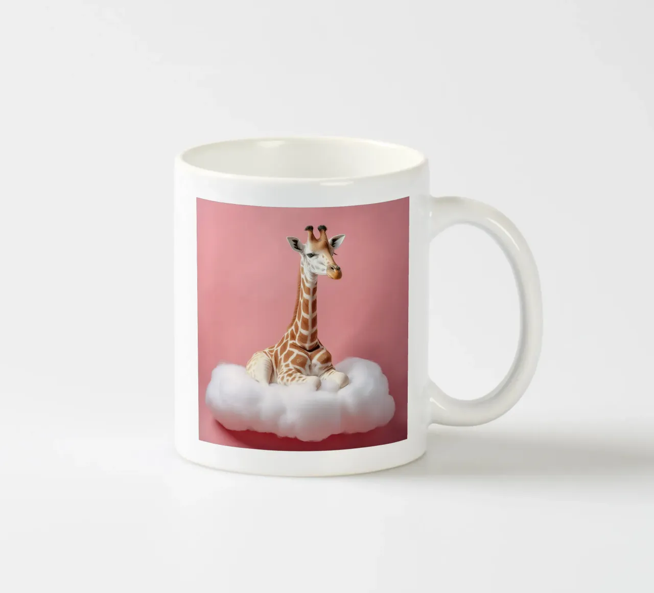 Dromerige Giraffe Rustend Op Een Pluizige Wolk Kunstdruk keramische mok van FlexiDesignsByK