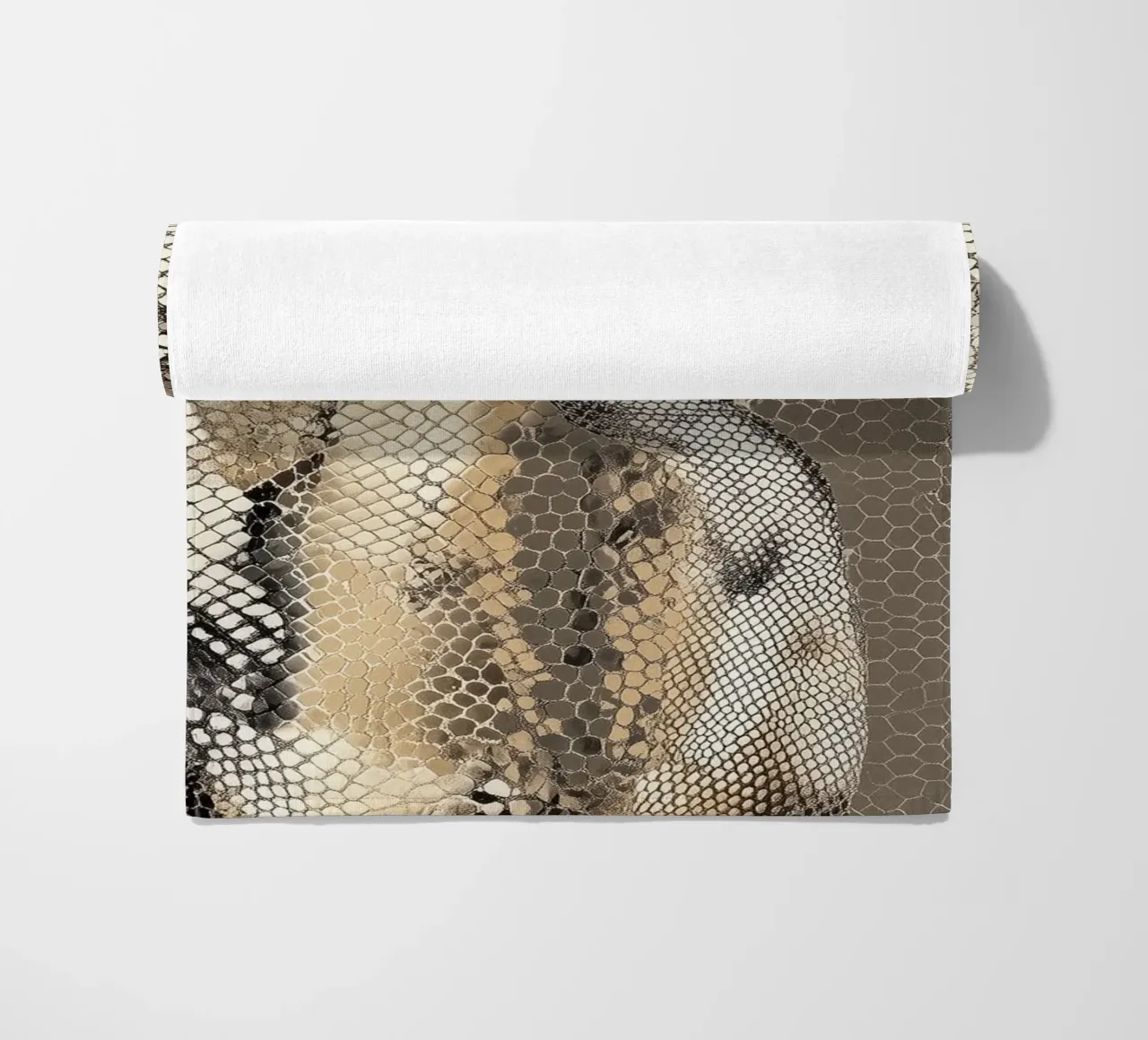 Illustrazione di un serpente alla moda telo mare da Carinaprint