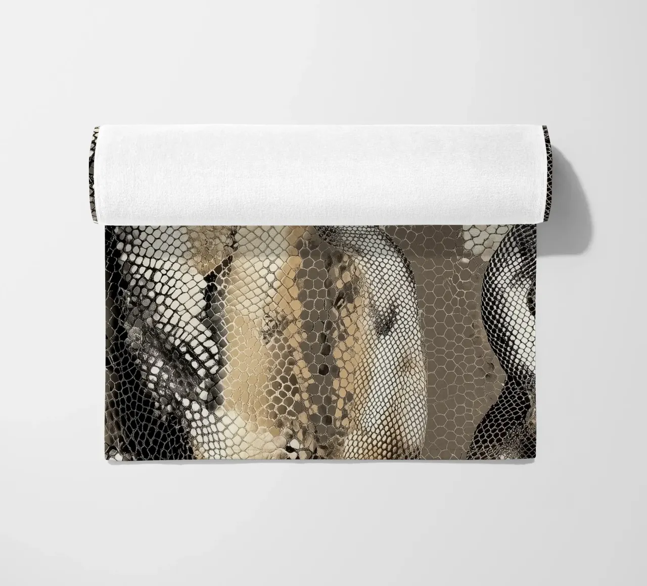 Illustrazione di un serpente alla moda telo mare da Carinaprint