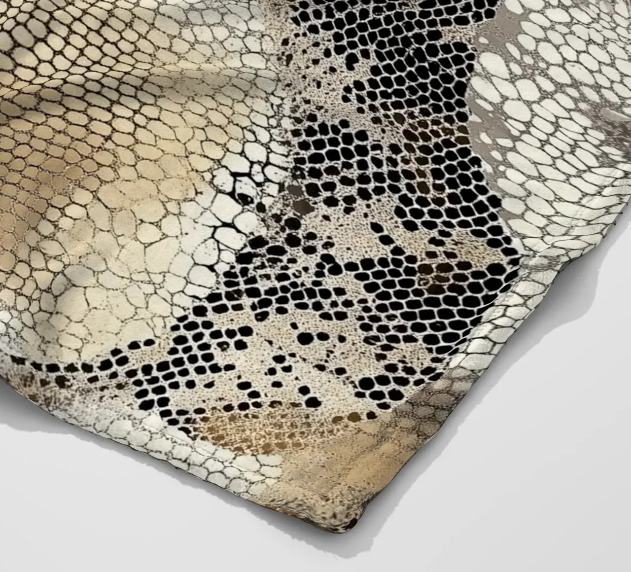 Stylish snake pattern Fleecedecke von Carinaprint