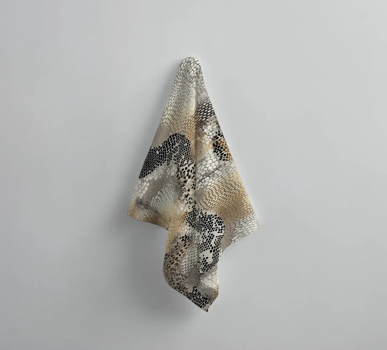 Stijlvol slangenpatroon badhanddoek van Carinaprint