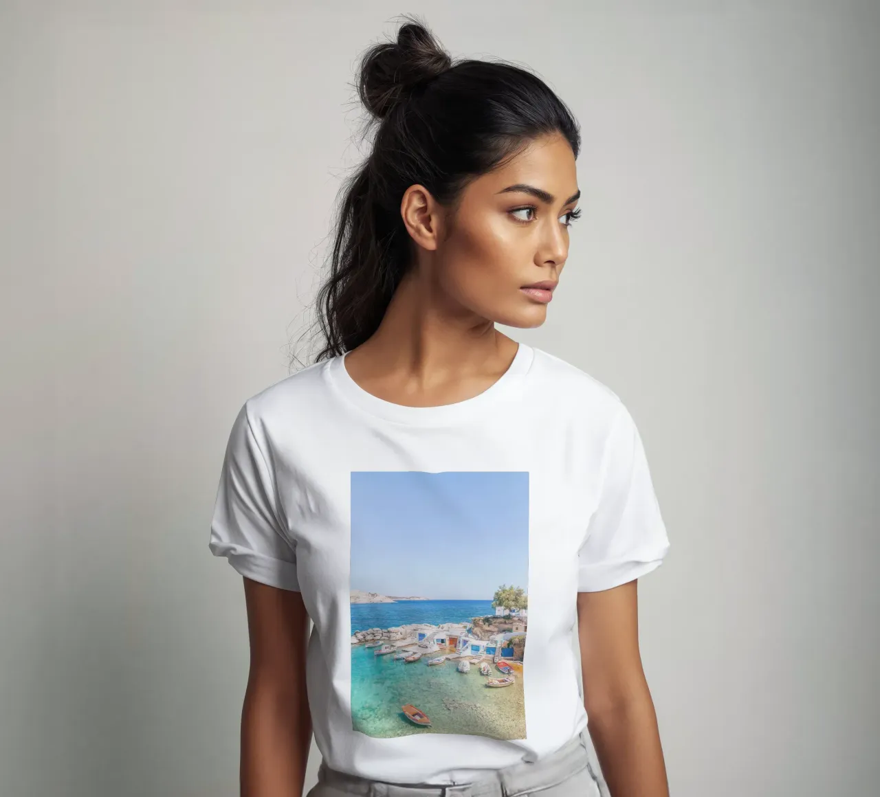 Milos, Grecia I Spiaggia e il colorato villaggio di pescatori di Mandrakia t-shirt da Julie Travel Photography
