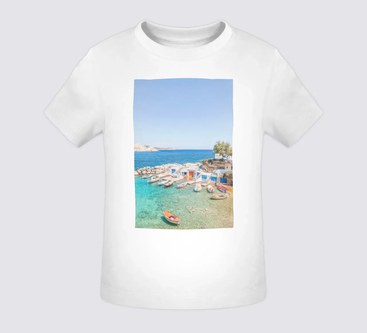 Milos, Grecia I Spiaggia e il colorato villaggio di pescatori di Mandrakia maglietta neonato da Julie Travel Photography