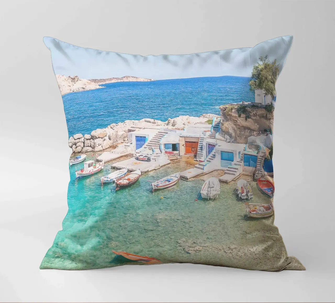 Milos, Grecia I Spiaggia e il colorato villaggio di pescatori di Mandrakia cuscino da Julie Travel Photography