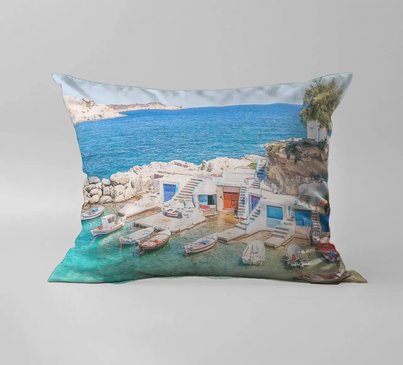 Milos, Grecia I Spiaggia e il colorato villaggio di pescatori di Mandrakia cuscino da Julie Travel Photography