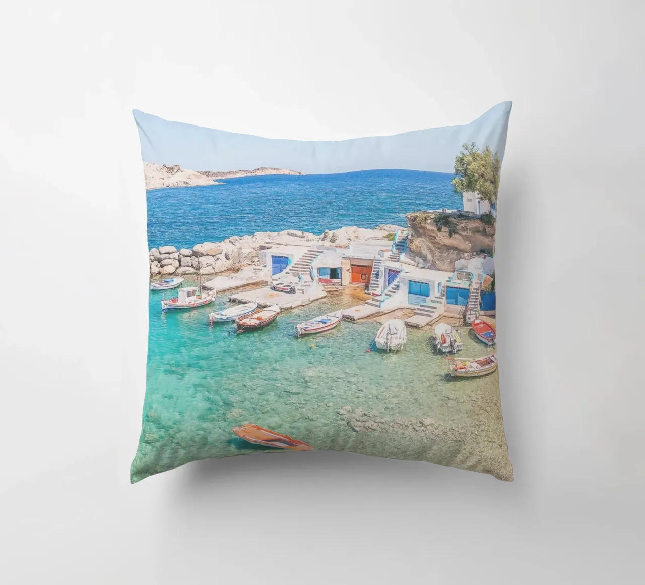 Milos, Grecia I Spiaggia e il colorato villaggio di pescatori di Mandrakia cuscino da Julie Travel Photography