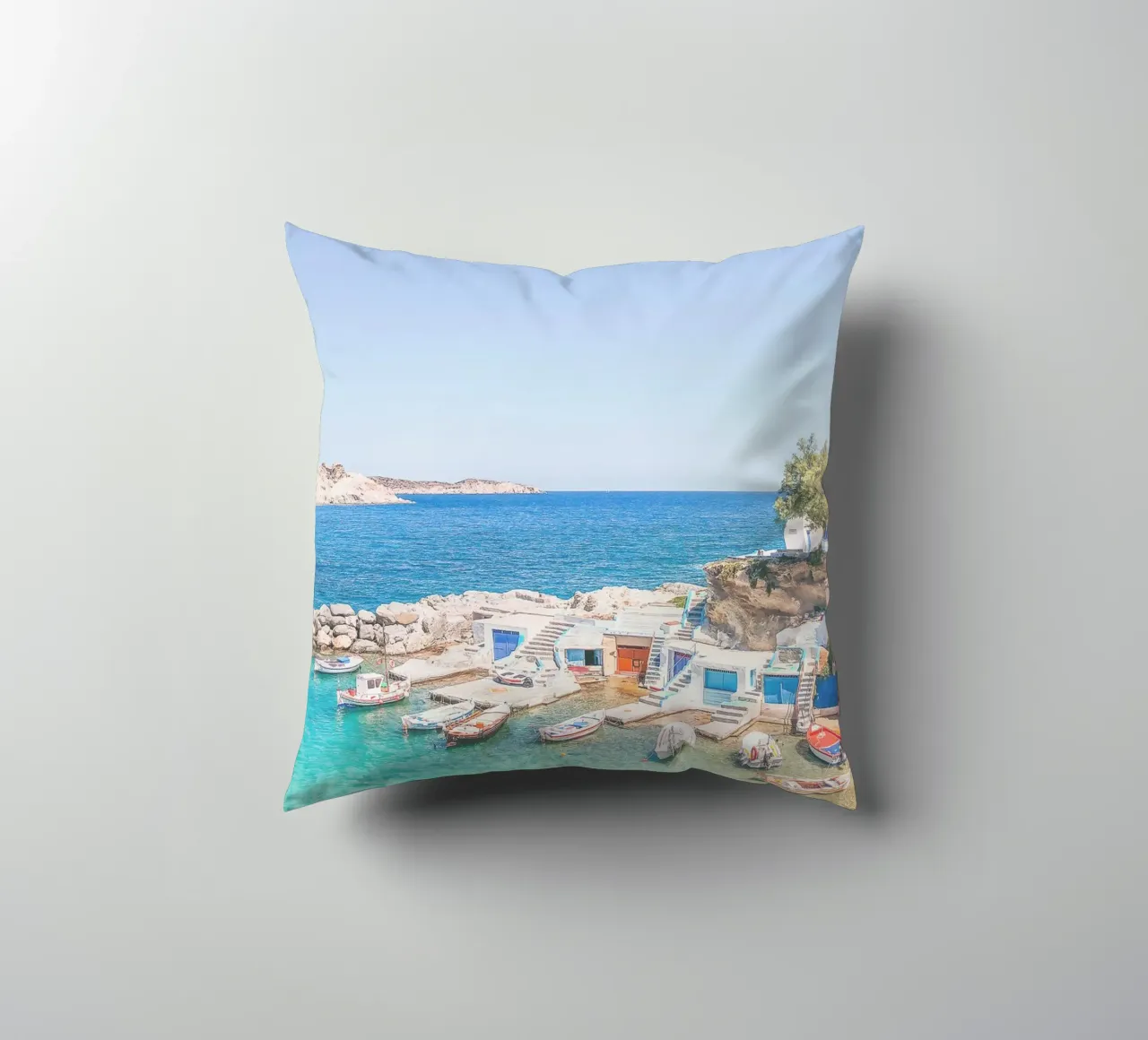Milos, Grecia I Spiaggia e il colorato villaggio di pescatori di Mandrakia cuscino da Julie Travel Photography