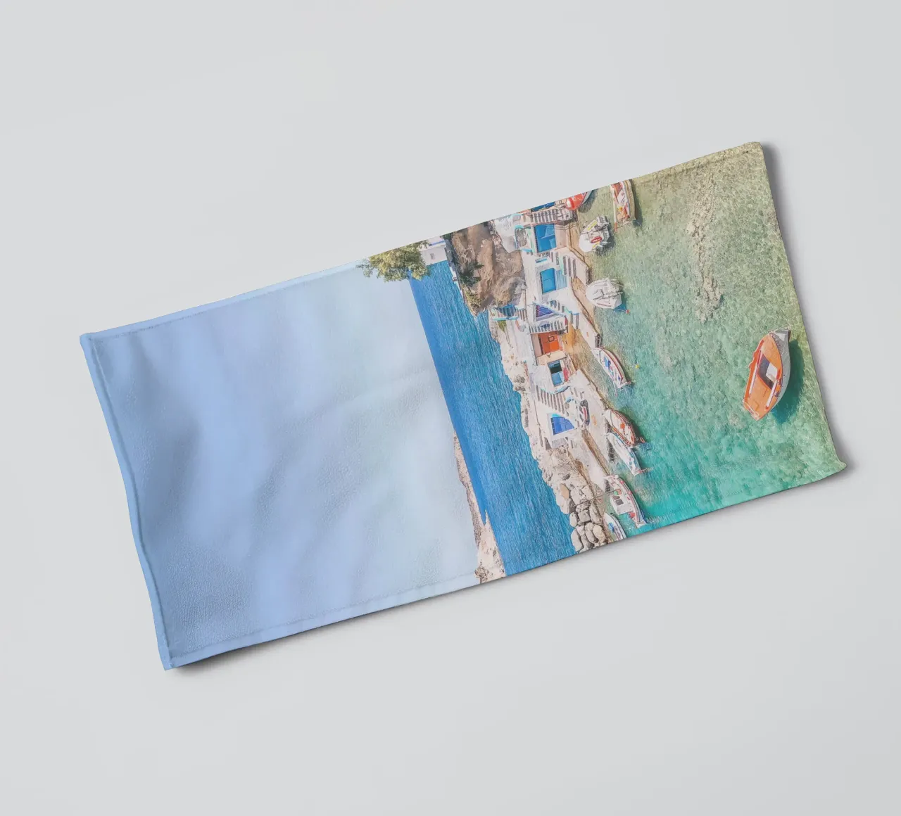 Milos, Grecia I Spiaggia e il colorato villaggio di pescatori di Mandrakia asciugamano da bagno da Julie Travel Photography