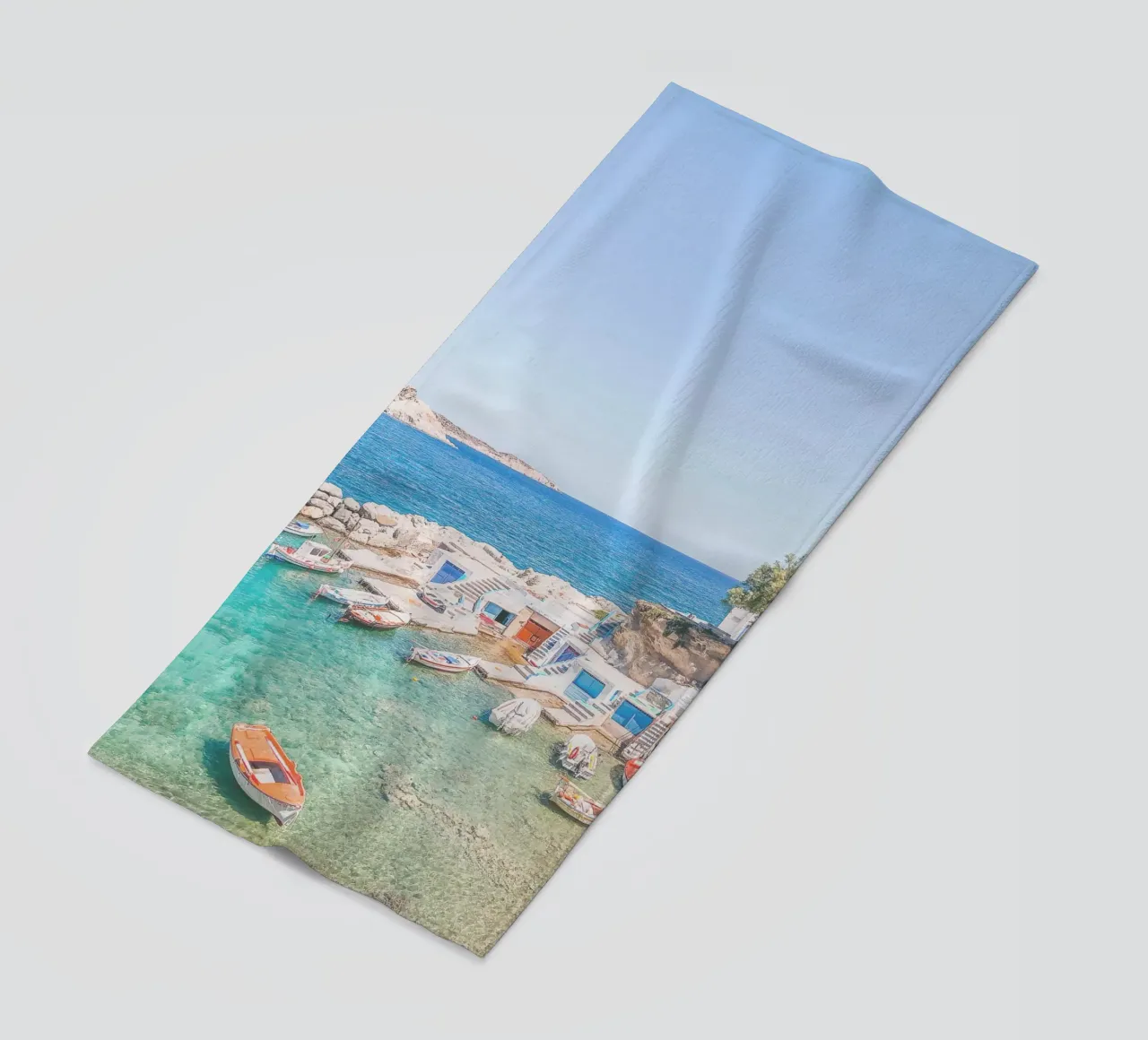 Milos, Grecia I Spiaggia e il colorato villaggio di pescatori di Mandrakia telo mare da Julie Travel Photography