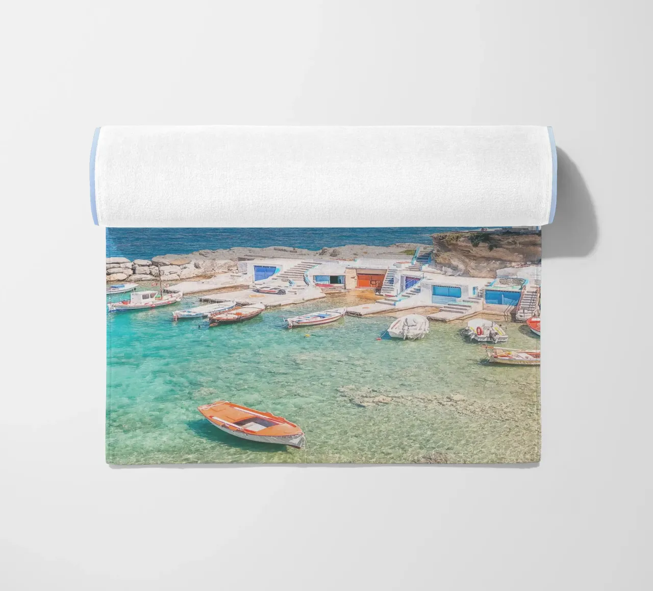 Milos, Grecia I Spiaggia e il colorato villaggio di pescatori di Mandrakia telo mare da Julie Travel Photography