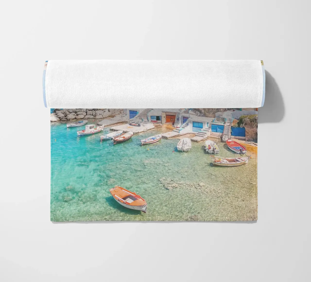 Milos, Grecia I Spiaggia e il colorato villaggio di pescatori di Mandrakia telo mare da Julie Travel Photography