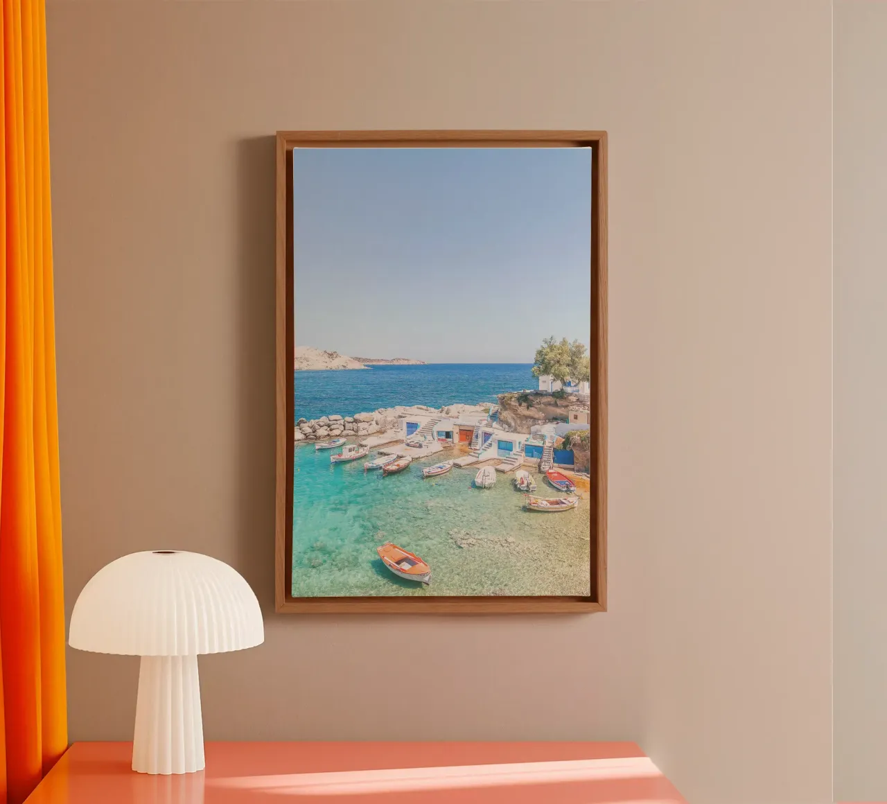 Milos, Grecia I Spiaggia e il colorato villaggio di pescatori di Mandrakia tela con Cornice a cassetta da Julie Travel Photography