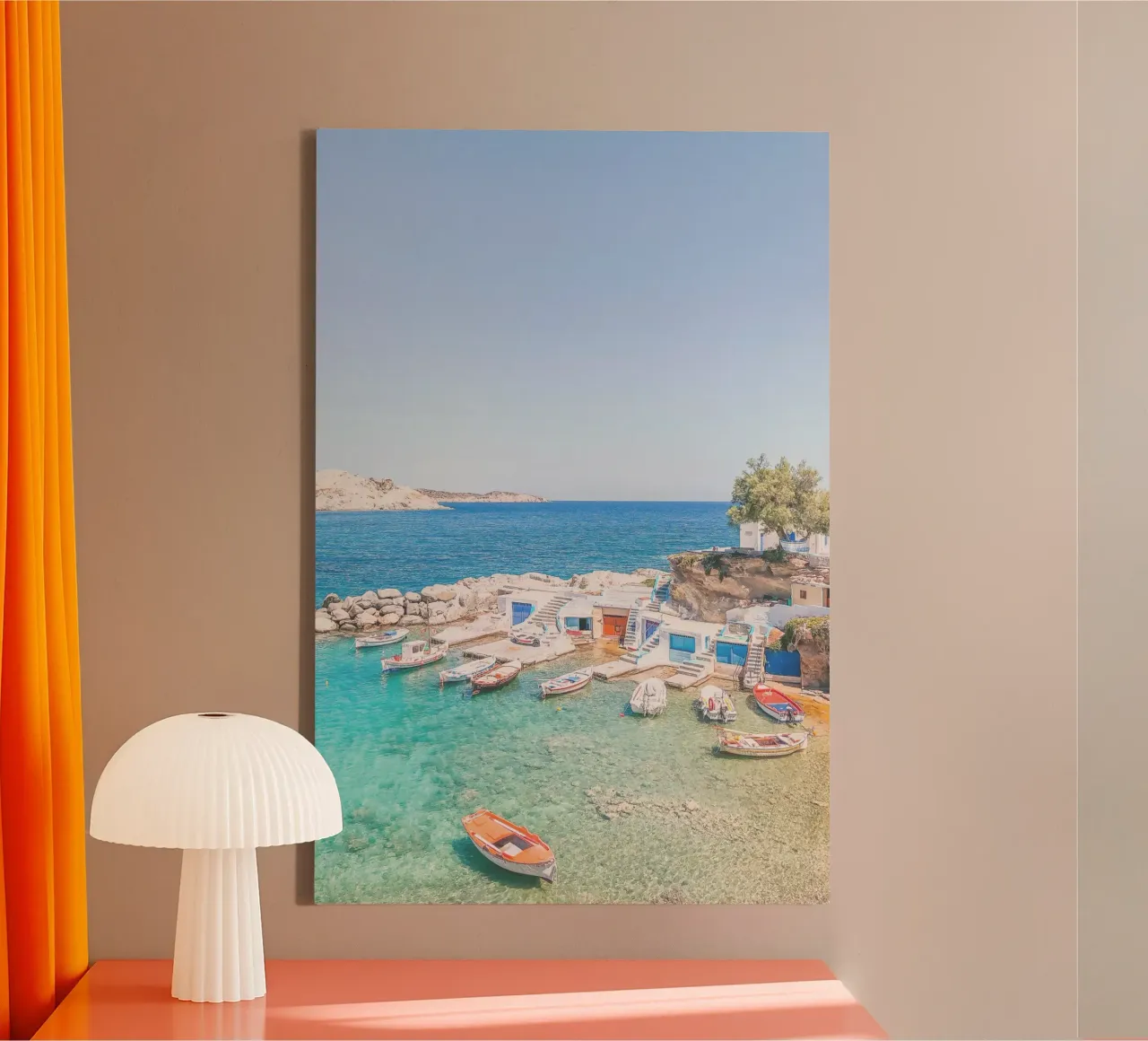 Milos, Grecia I Spiaggia e il colorato villaggio di pescatori di Mandrakia tela con Cornice a cassetta da Julie Travel Photography