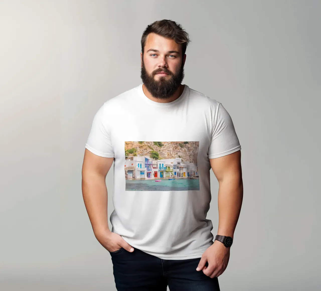 Milos, Grecia I Colorato villaggio di pescatori nel porto di Klima t-shirt da Julie Travel Photography