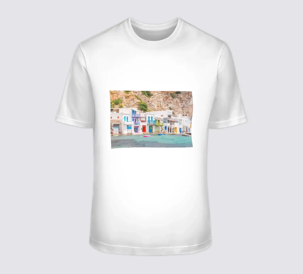 Milos, Grecia I Colorato villaggio di pescatori nel porto di Klima t-shirt da Julie Travel Photography