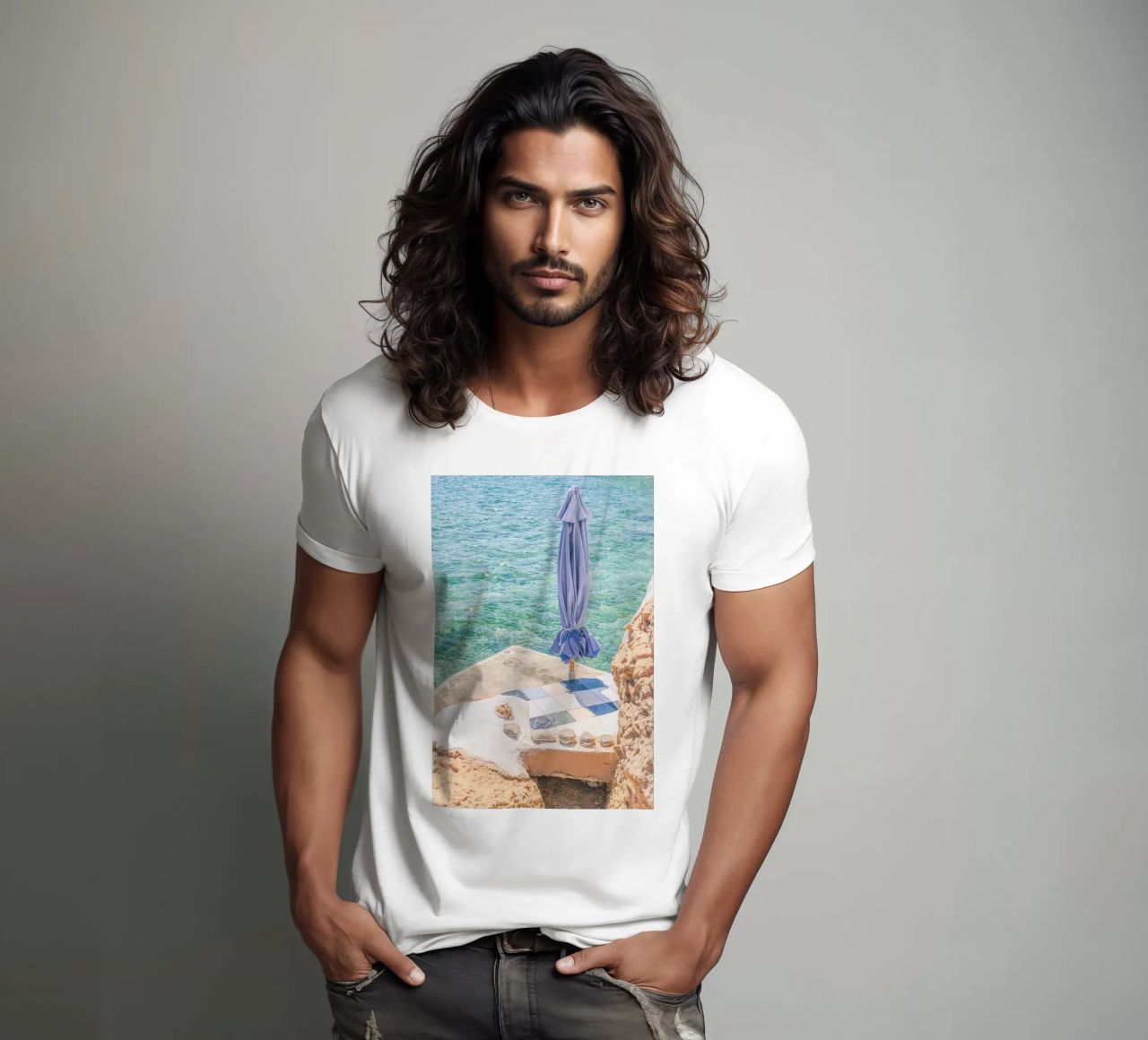 Milos, Grecia I Spiaggia privata paradisiaca in Costa Azzurra t-shirt da Julie Travel Photography