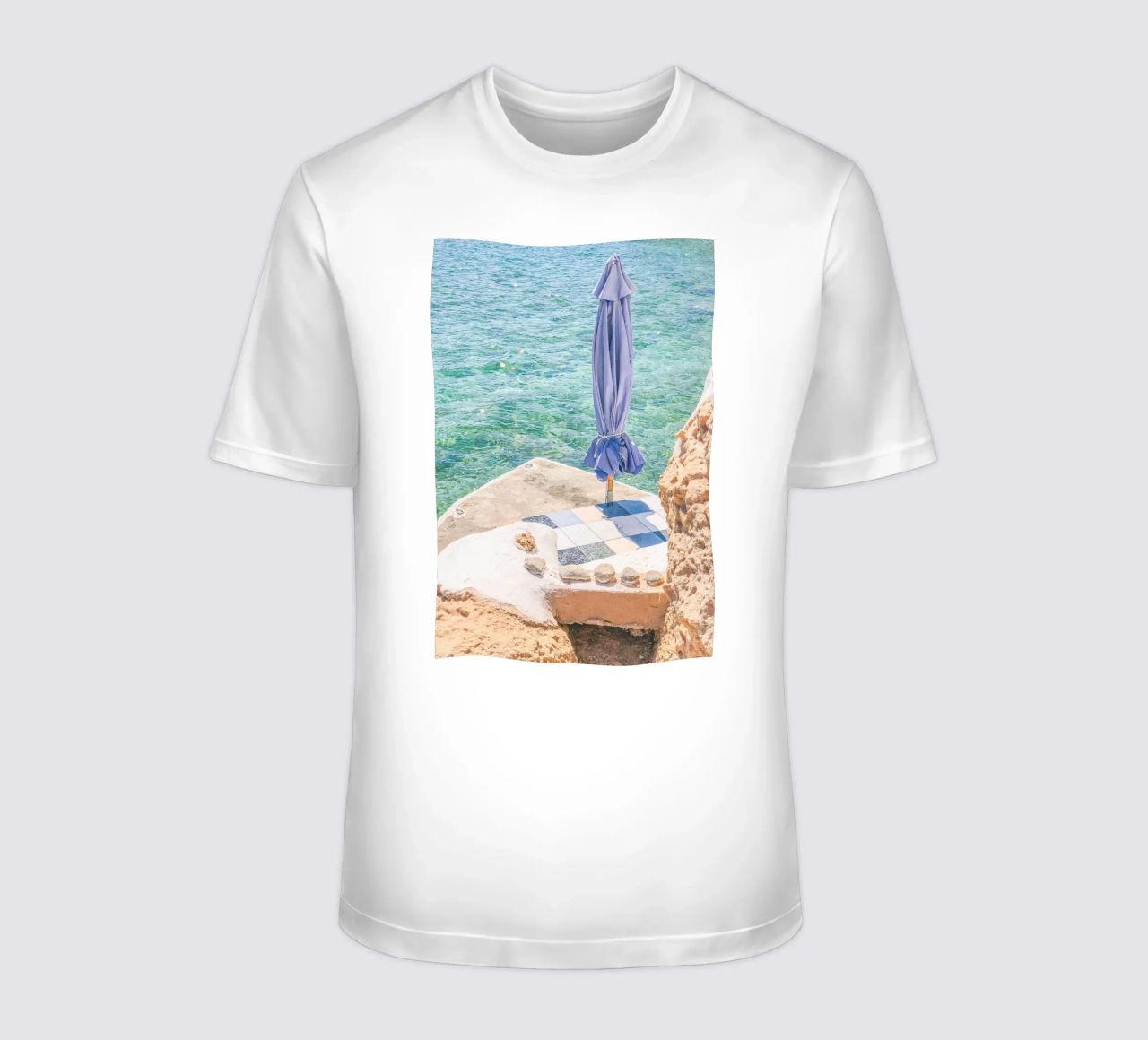 Milos, Grecia I Spiaggia privata paradisiaca in Costa Azzurra t-shirt da Julie Travel Photography