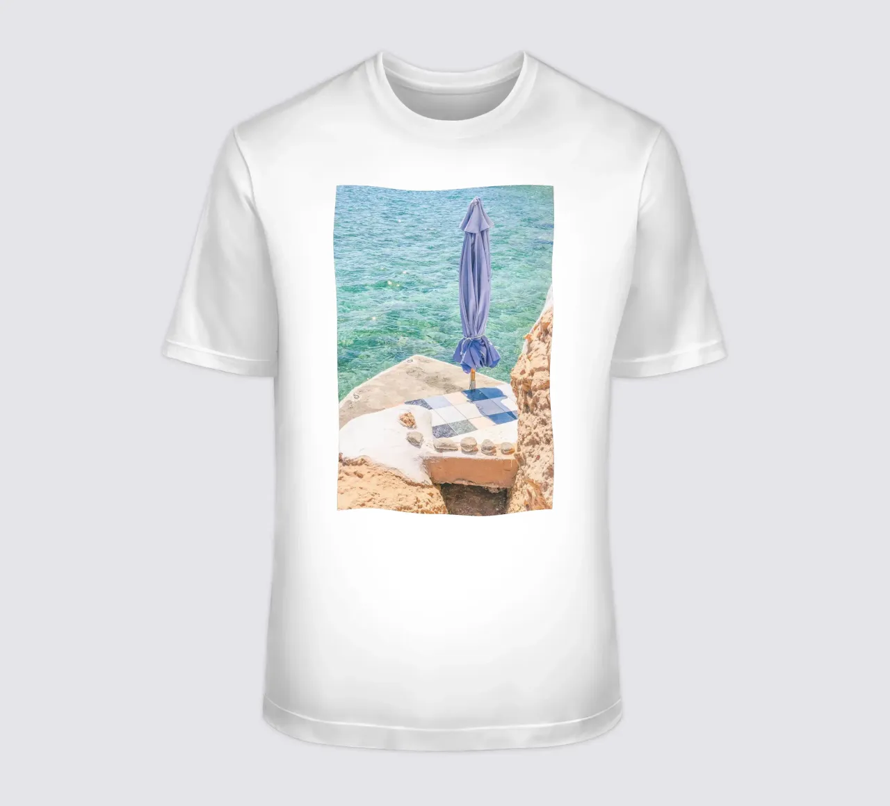 Milos, Grecia I Spiaggia privata paradisiaca in Costa Azzurra t-shirt da Julie Travel Photography