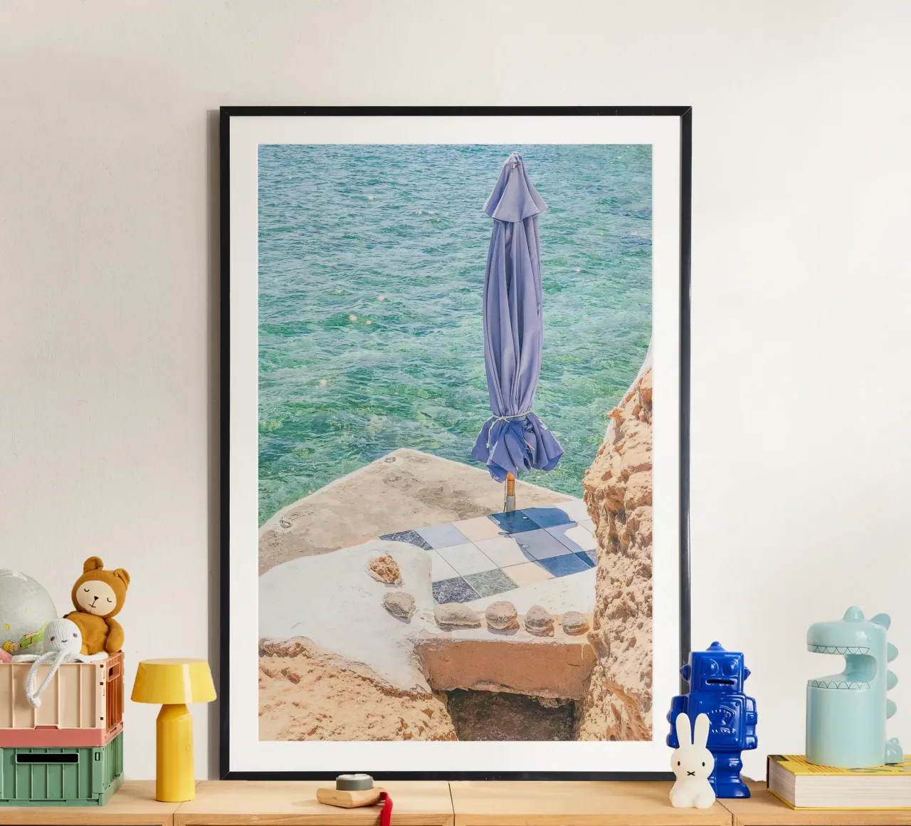 Milos, Grèce I Plage privée paradisiaque de la côte d'Azur poster avec cadre en bois de Julie Travel Photography
