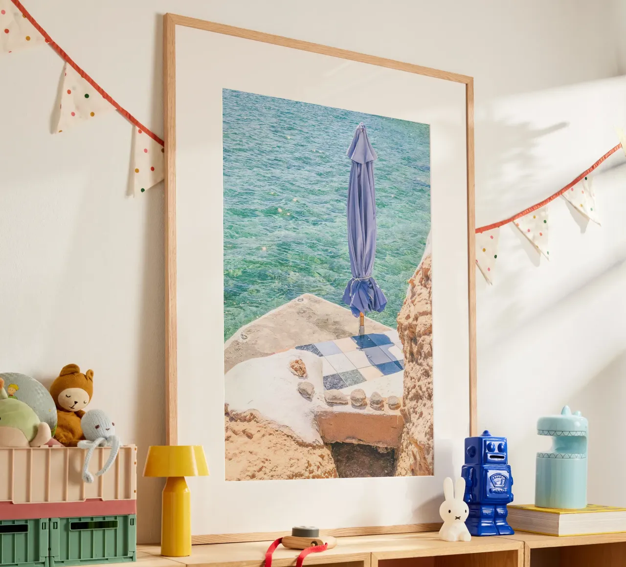 Milos, Grèce I Plage privée paradisiaque de la côte d'Azur poster avec cadre en bois de Julie Travel Photography