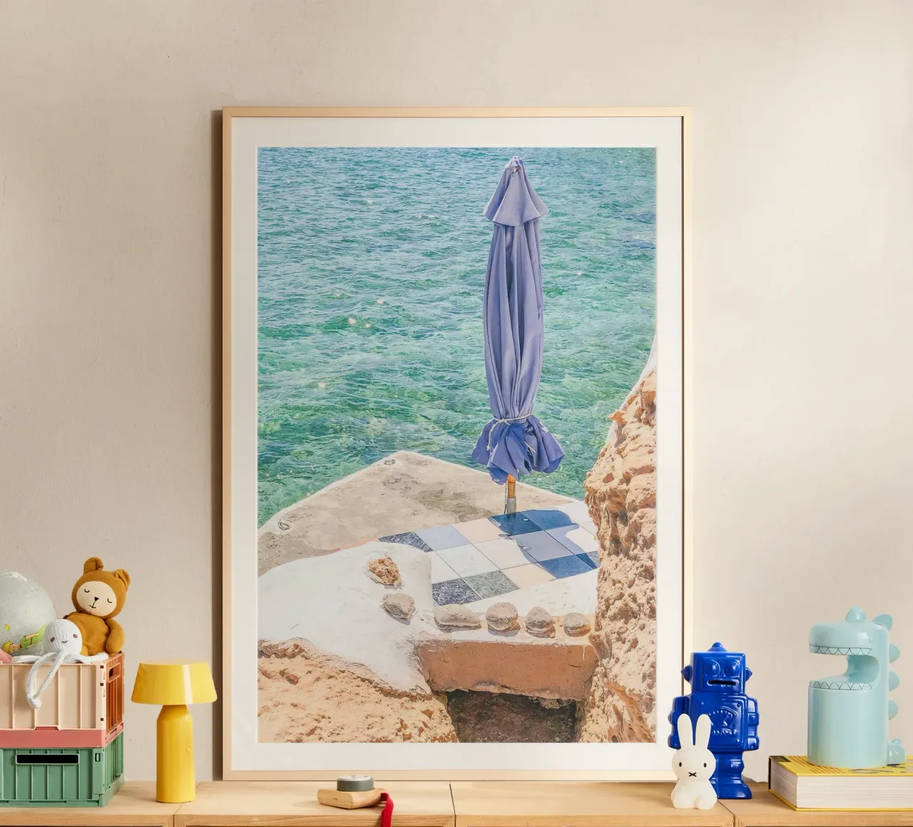 Milos, Grèce I Plage privée paradisiaque de la côte d'Azur poster avec cadre en bois de Julie Travel Photography