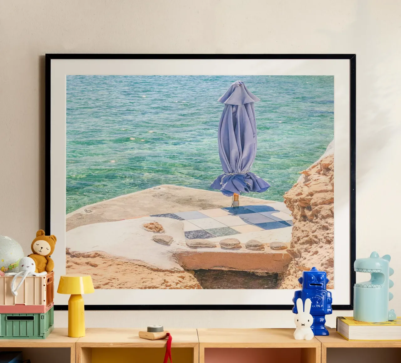 Milos, Grèce I Plage privée paradisiaque de la côte d'Azur poster avec cadre en bois de Julie Travel Photography