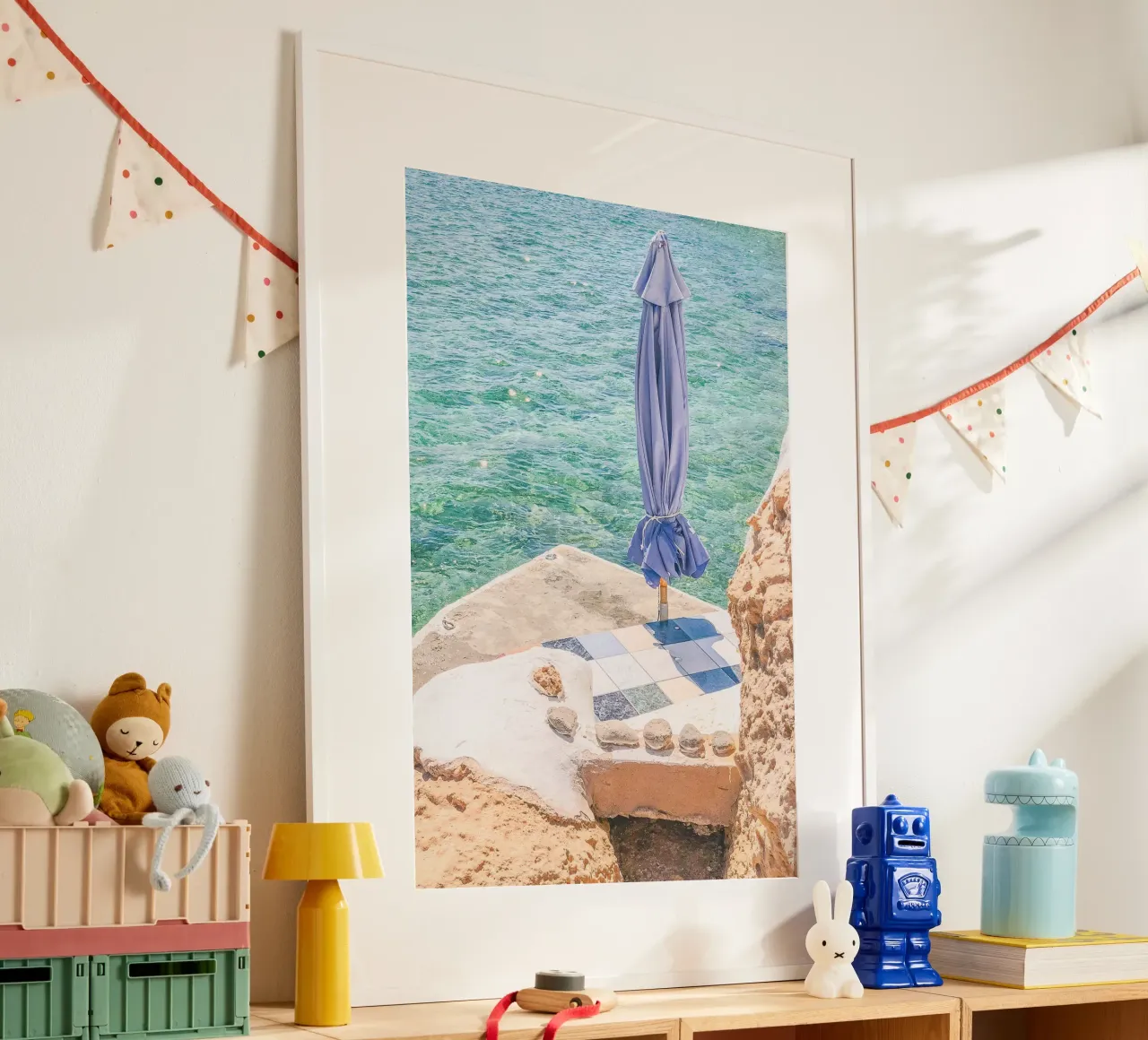 Milos, Grèce I Plage privée paradisiaque de la côte d'Azur poster avec cadre en bois de Julie Travel Photography