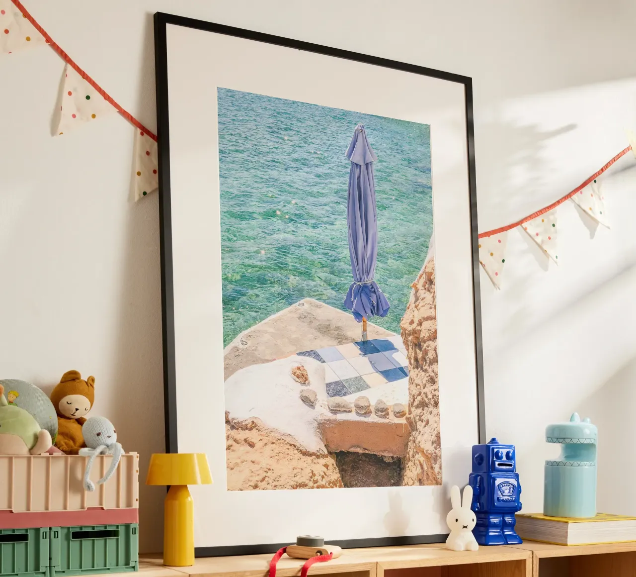 Milos, Grèce I Plage privée paradisiaque de la côte d'Azur poster avec cadre en bois de Julie Travel Photography