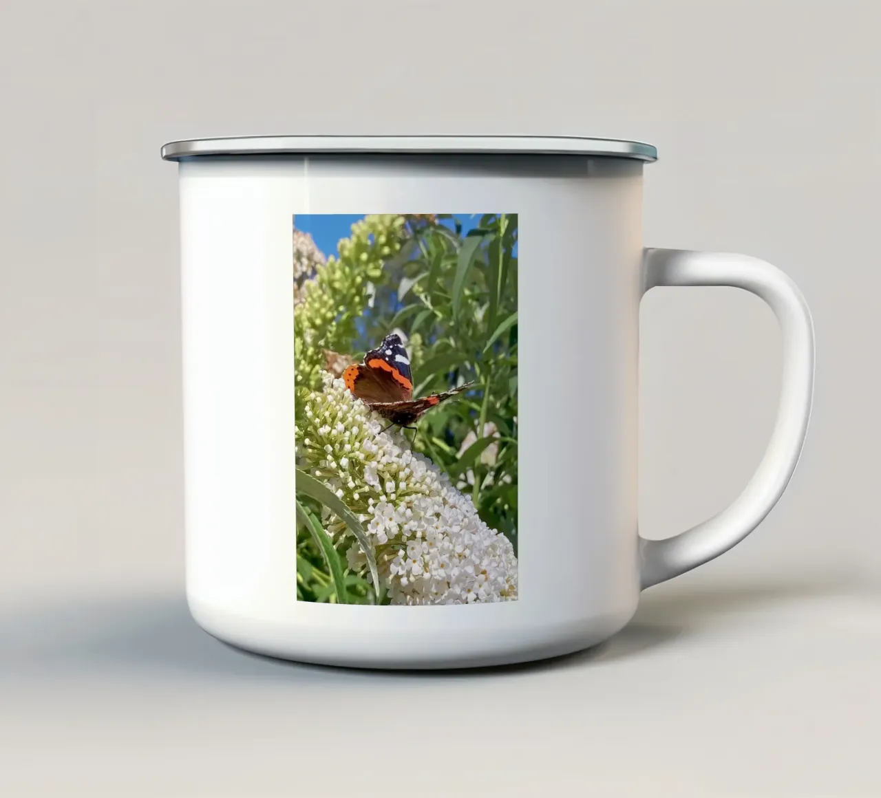 Cespuglio di farfalle con farfalla tazza in smalto da Art Studio by Iris